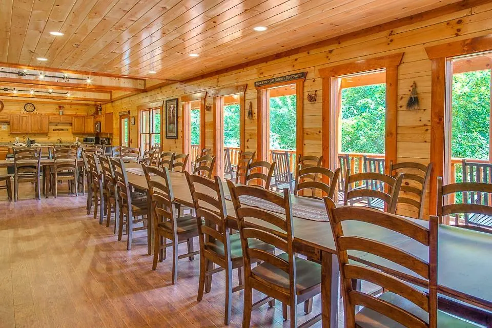 Sherwood Splash Lodge, 11 Bedrooms, Sleeps 52, Theater, Indoor Pool, Free Wifi Pigeon Forge