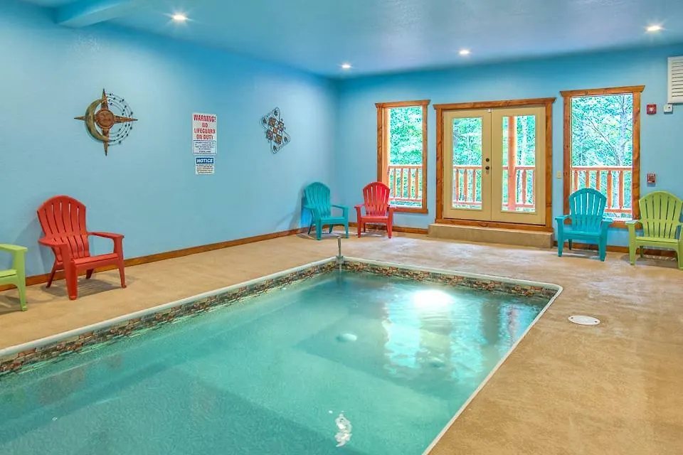 Sherwood Splash Lodge, 11 Bedrooms, Sleeps 52, Theater, Indoor Pool, Free Wifi * Pigeon Forge