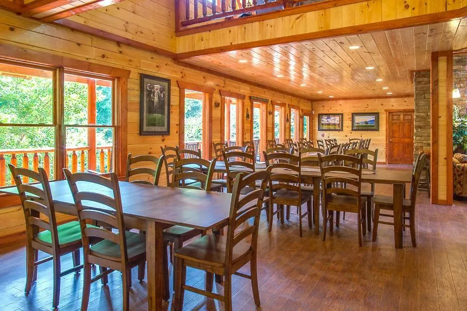 Holiday home Sherwood Splash Lodge, 11 Bedrooms, Sleeps 52, Theater, Indoor Pool, Free Wifi Pigeon Forge