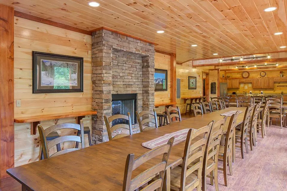 Sherwood Splash Lodge, 11 Bedrooms, Sleeps 52, Theater, Indoor Pool, Free Wifi Holiday home