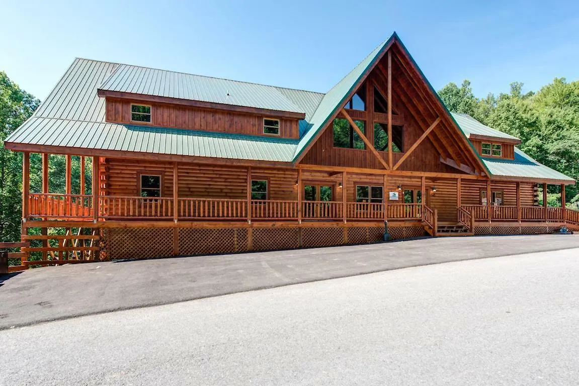 Sherwood Splash Lodge, 11 Bedrooms, Sleeps 52, Theater, Indoor Pool, Free Wifi * Pigeon Forge
