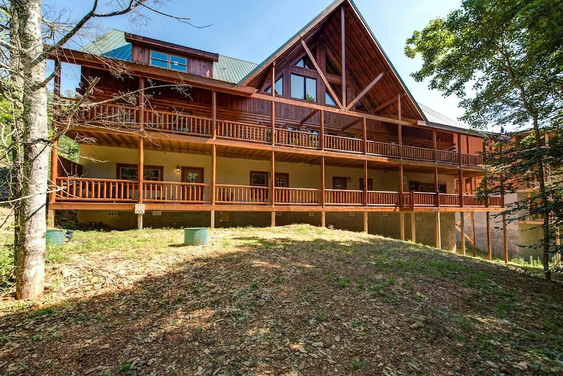 Sherwood Splash Lodge, 11 Bedrooms, Sleeps 52, Theater, Indoor Pool, Free Wifi * Pigeon Forge