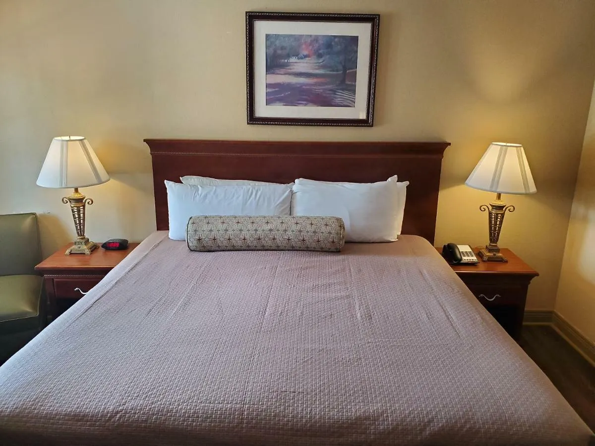 Colonial House Motel 3*
