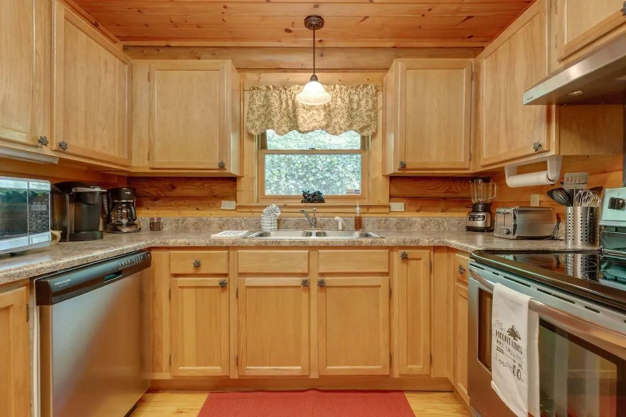 Holiday home Log Cabin! 1mile From The Action! Private Lane! Hot Tub! Pool Table!