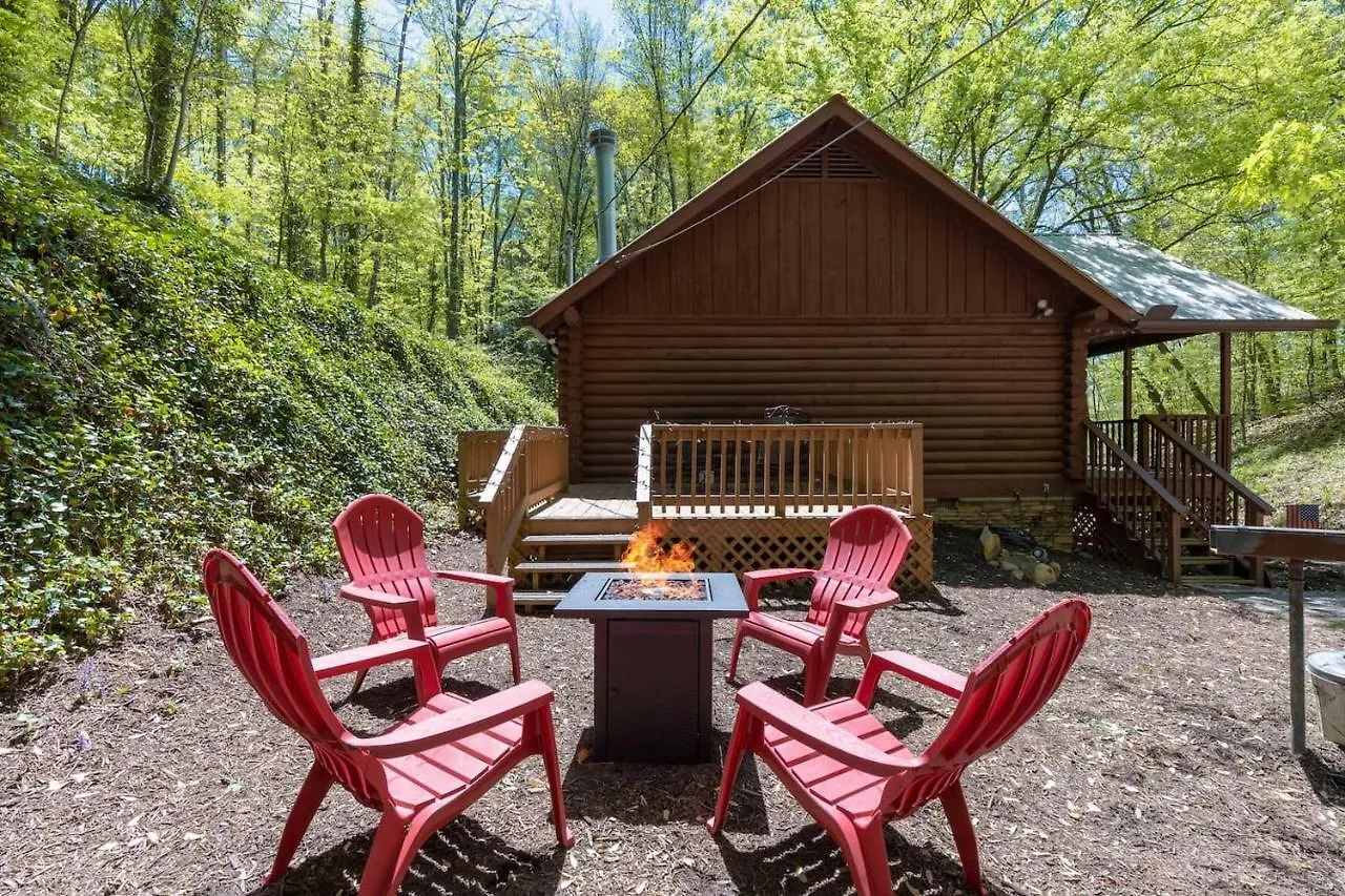 Log Cabin! 1mile From The Action! Private Lane! Hot Tub! Pool Table! Holiday home *