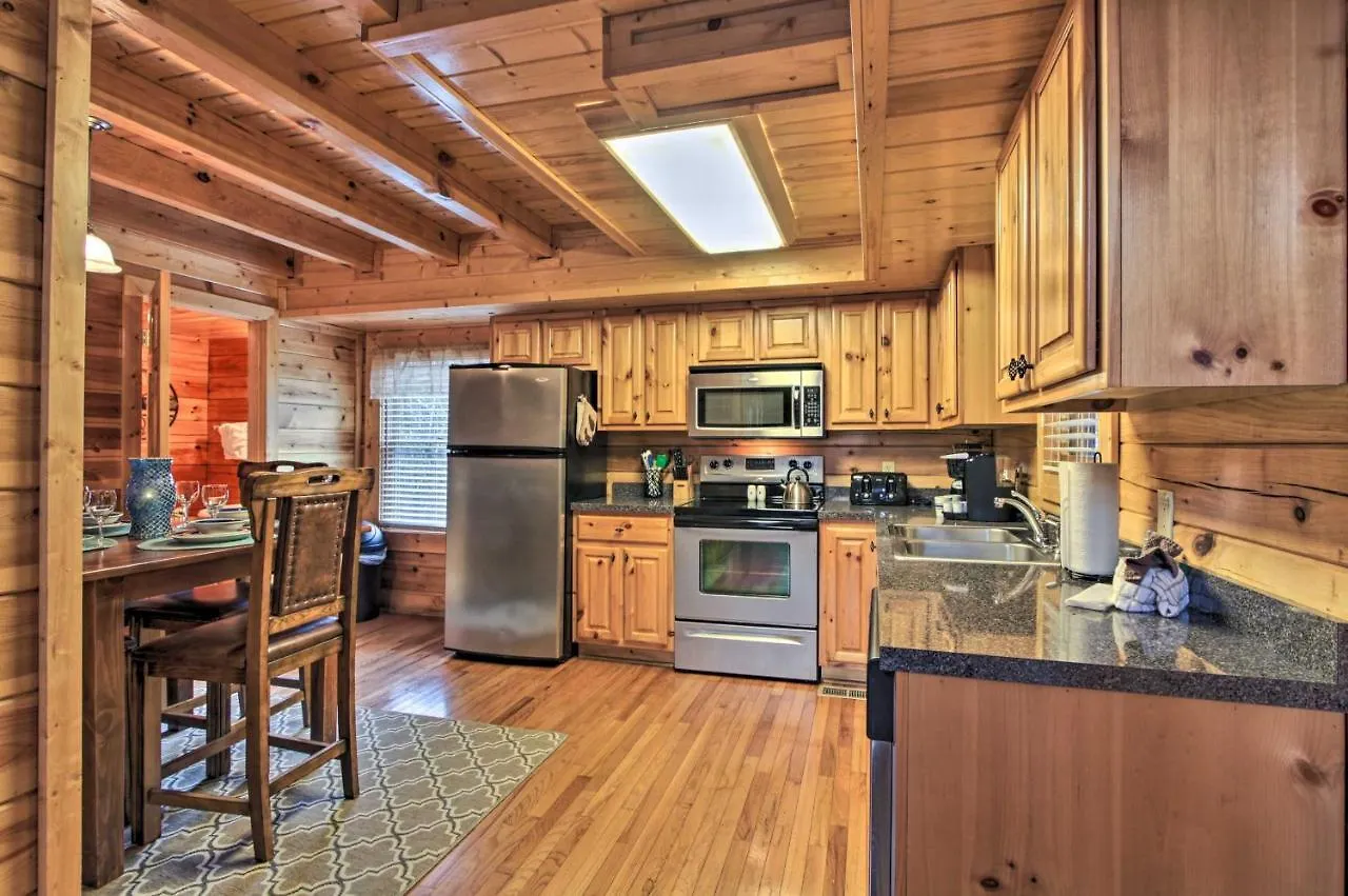 Holiday home Romantic With Hot Tub In Pigeon Forge!