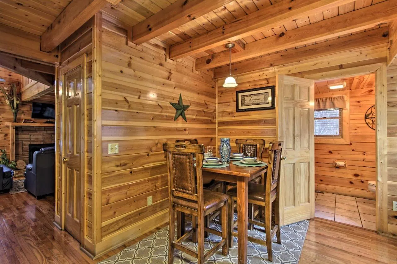 Holiday home Romantic With Hot Tub In Pigeon Forge!
