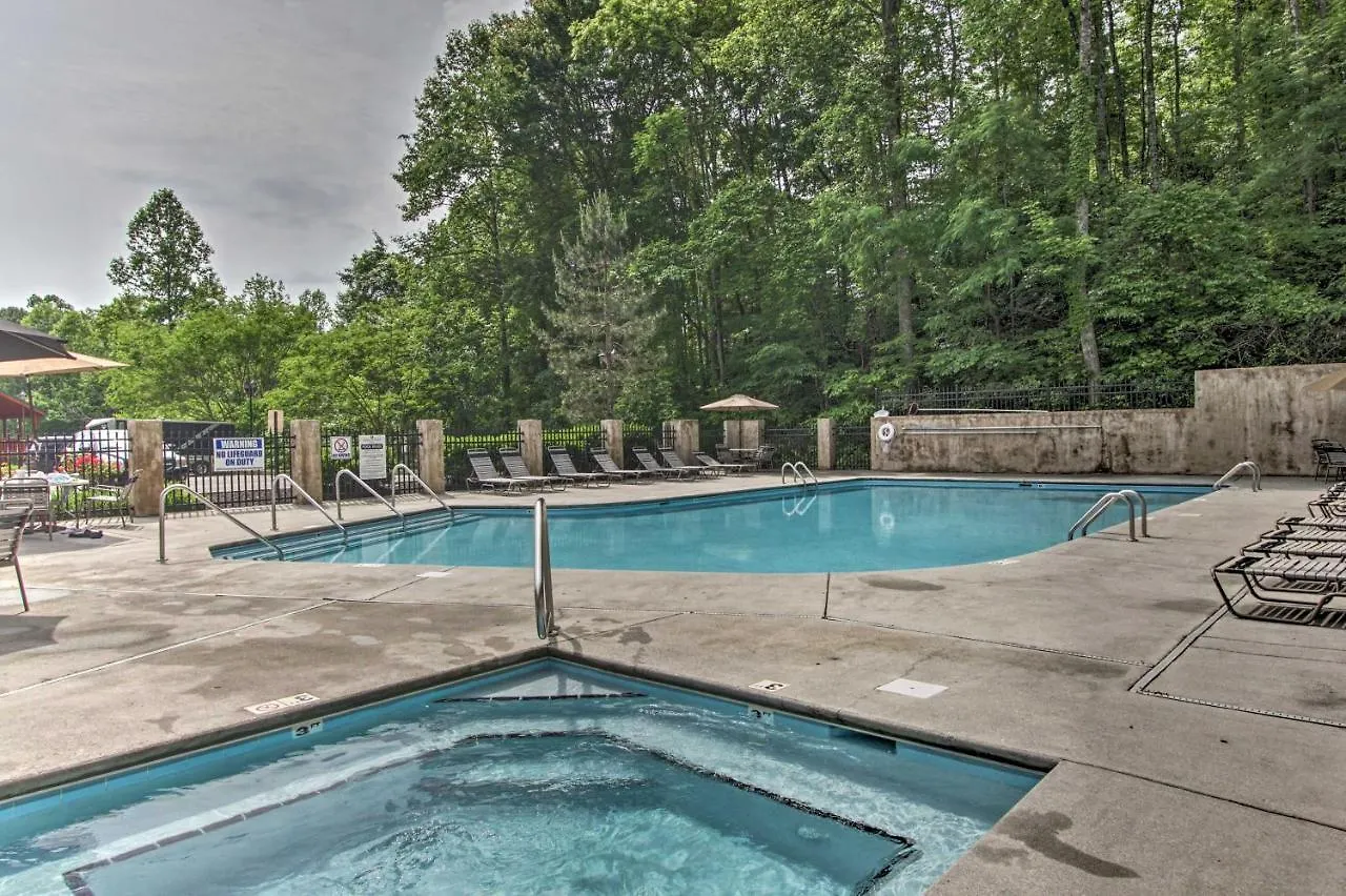 Family Cabin With Pool And Hot Tub * Pigeon Forge
