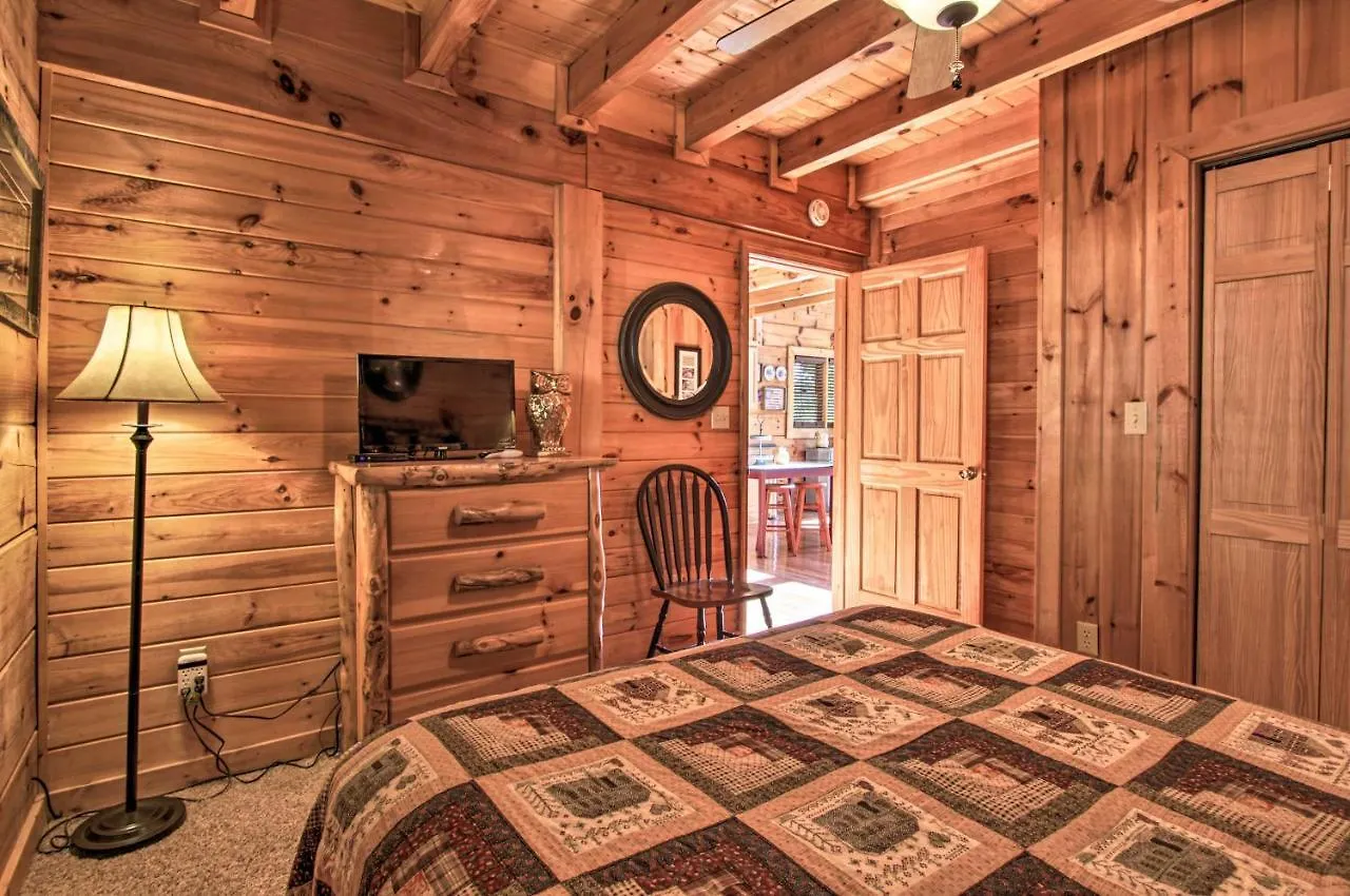 Scenic Solitude With Private Hot Tub! Pigeon Forge