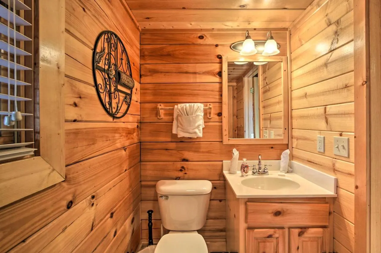 Romantic With Hot Tub In Pigeon Forge! Holiday home Pigeon Forge
