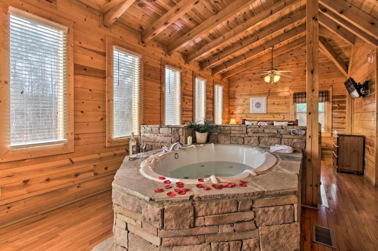 Romantic With Hot Tub In Pigeon Forge! Holiday home *