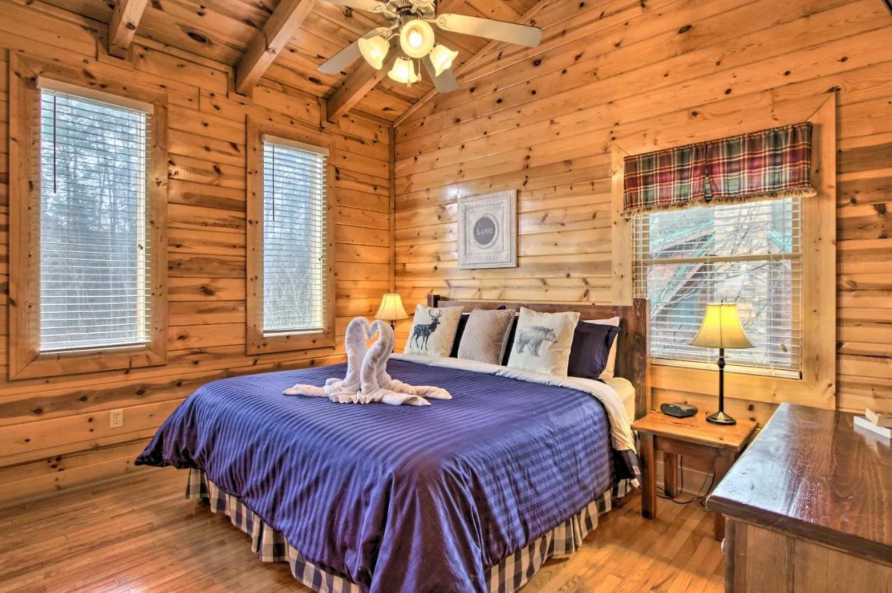 Romantic With Hot Tub In Pigeon Forge! Holiday home