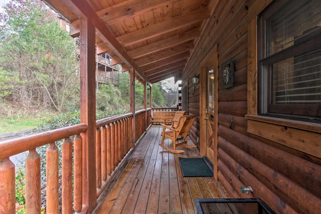 Romantic With Hot Tub In Pigeon Forge! Pigeon Forge