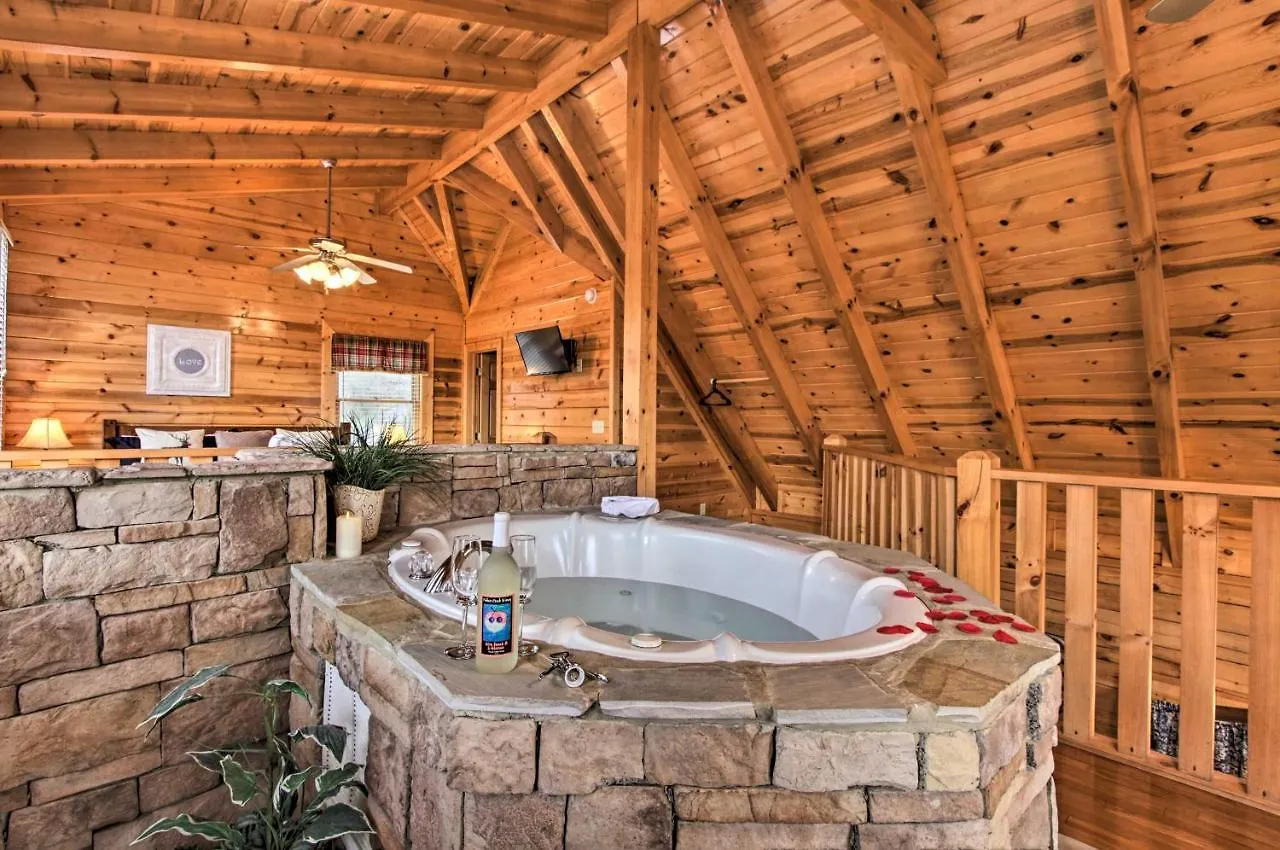 Romantic With Hot Tub In Pigeon Forge! Holiday home *