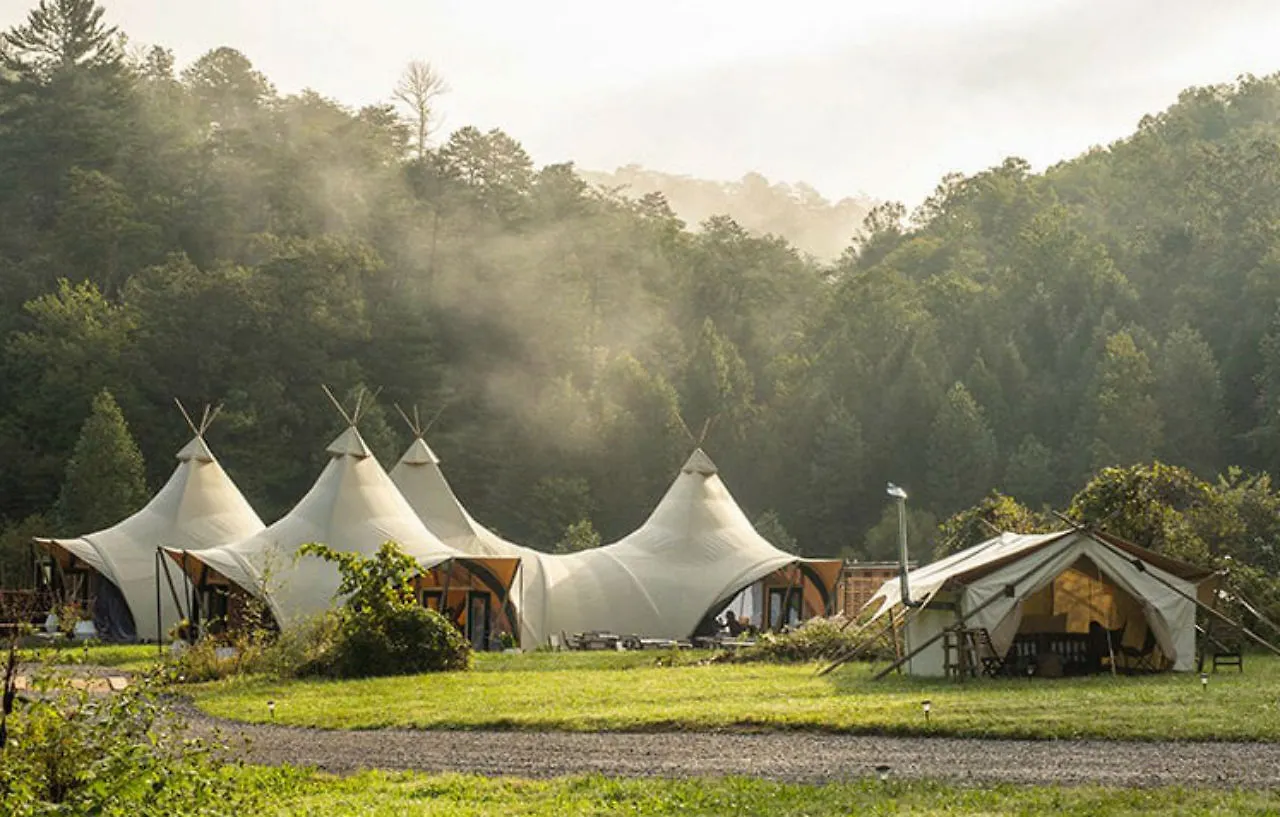 Luxury tent Under Canvas Great Smoky Mountains