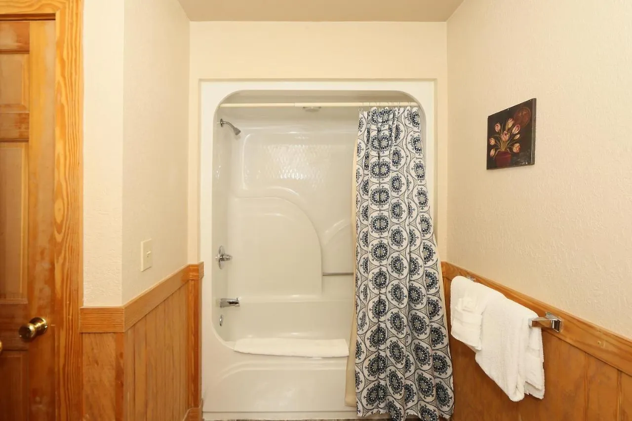 Chalet Cedar Falls #8