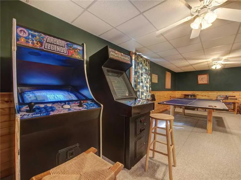 Holiday home Wilderness Theater And Lodge, 3 Bedrooms, Sleeps 10, Game Room, Hot Tub