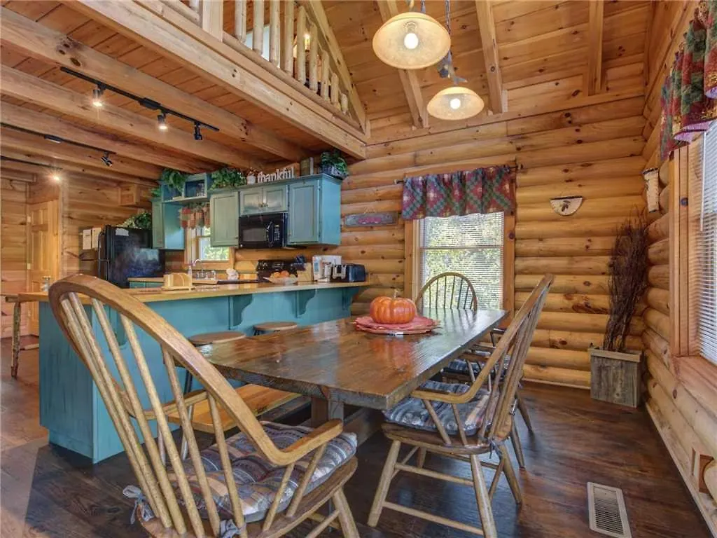Wilderness Theater And Lodge, 3 Bedrooms, Sleeps 10, Game Room, Hot Tub Holiday home