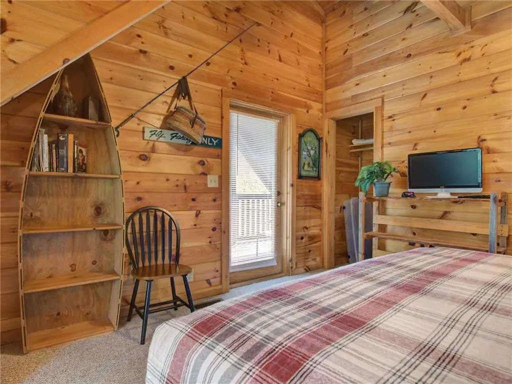Wilderness Theater And Lodge, 3 Bedrooms, Sleeps 10, Game Room, Hot Tub