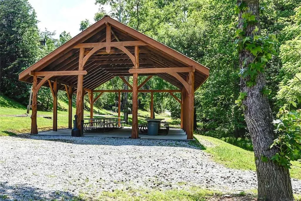 Wilderness Theater And Lodge, 3 Bedrooms, Sleeps 10, Game Room, Hot Tub Holiday home *