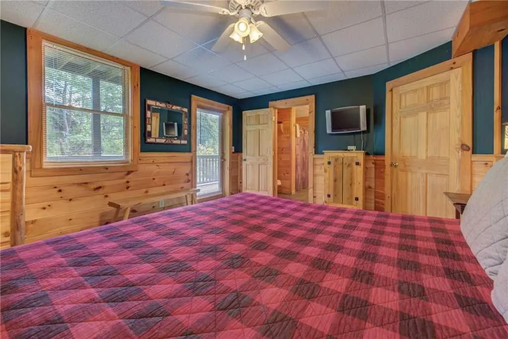 Holiday home Wilderness Theater And Lodge, 3 Bedrooms, Sleeps 10, Game Room, Hot Tub *