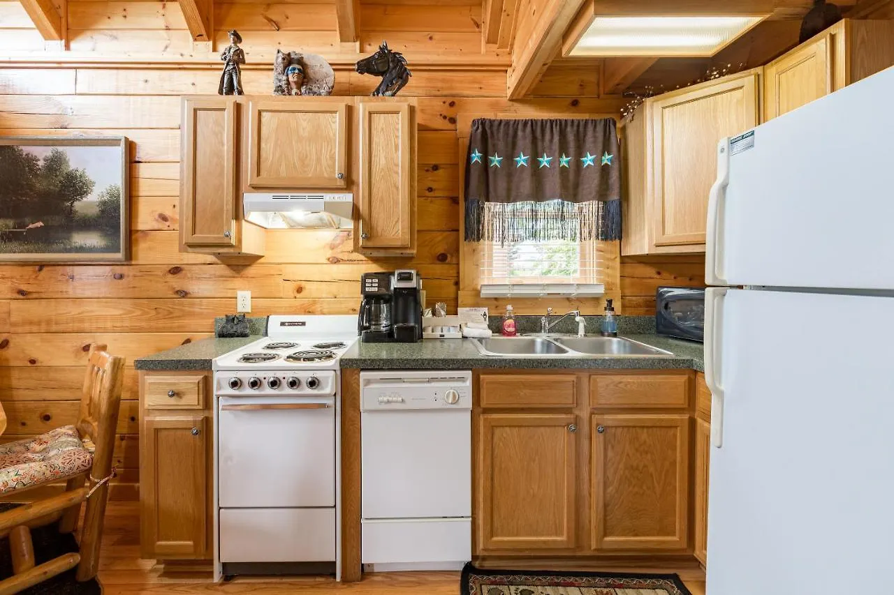 Wild West: Pin Oak Cabin In The Heart Of Pigeon Forge, Hot Tub And Pool!