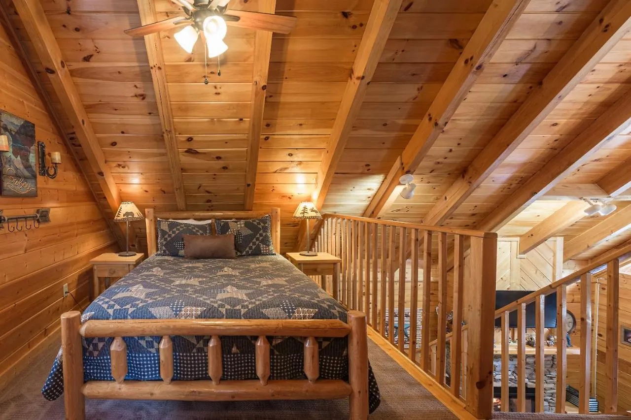 Wild West: Pin Oak Cabin In The Heart Of Pigeon Forge, Hot Tub And Pool! Holiday home Pigeon Forge