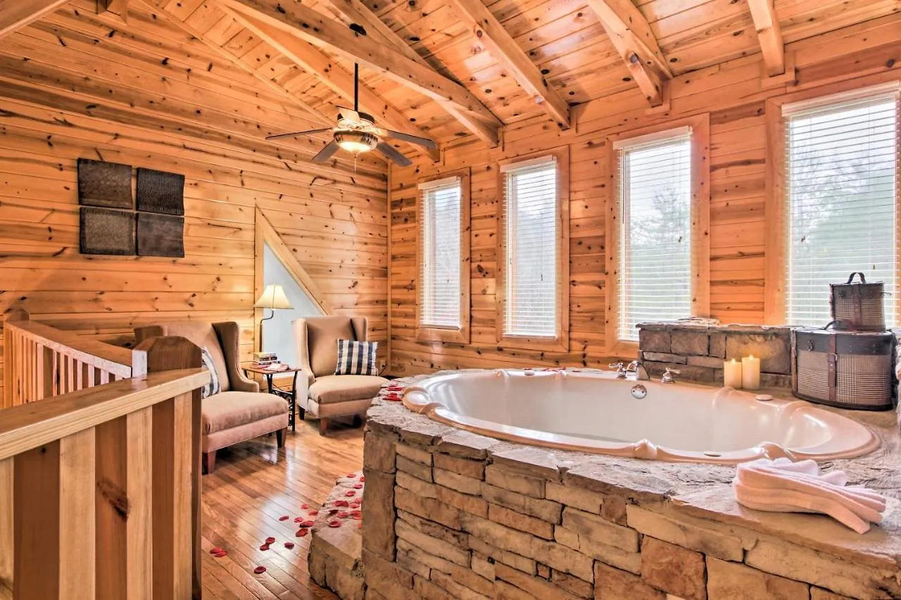 With Hot Tub About 2 Mi To Island In Pigeon Forge! Holiday home *