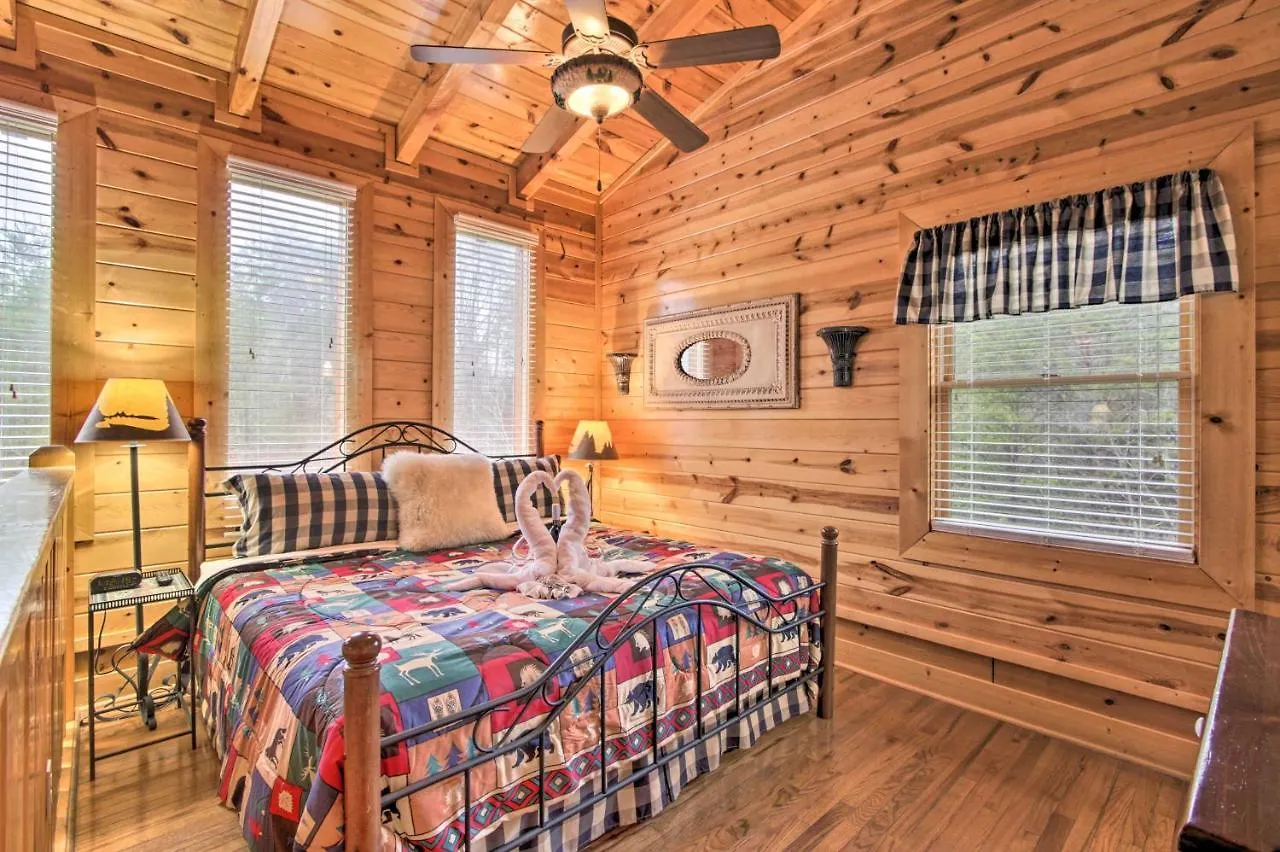 With Hot Tub About 2 Mi To Island In Pigeon Forge! Holiday home