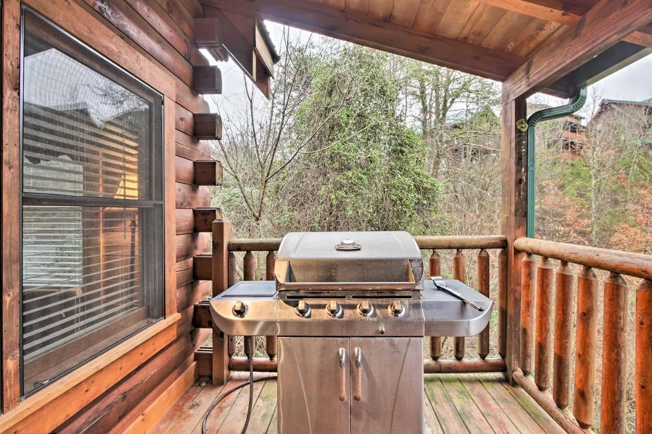 With Hot Tub About 2 Mi To Island In Pigeon Forge! Holiday home
