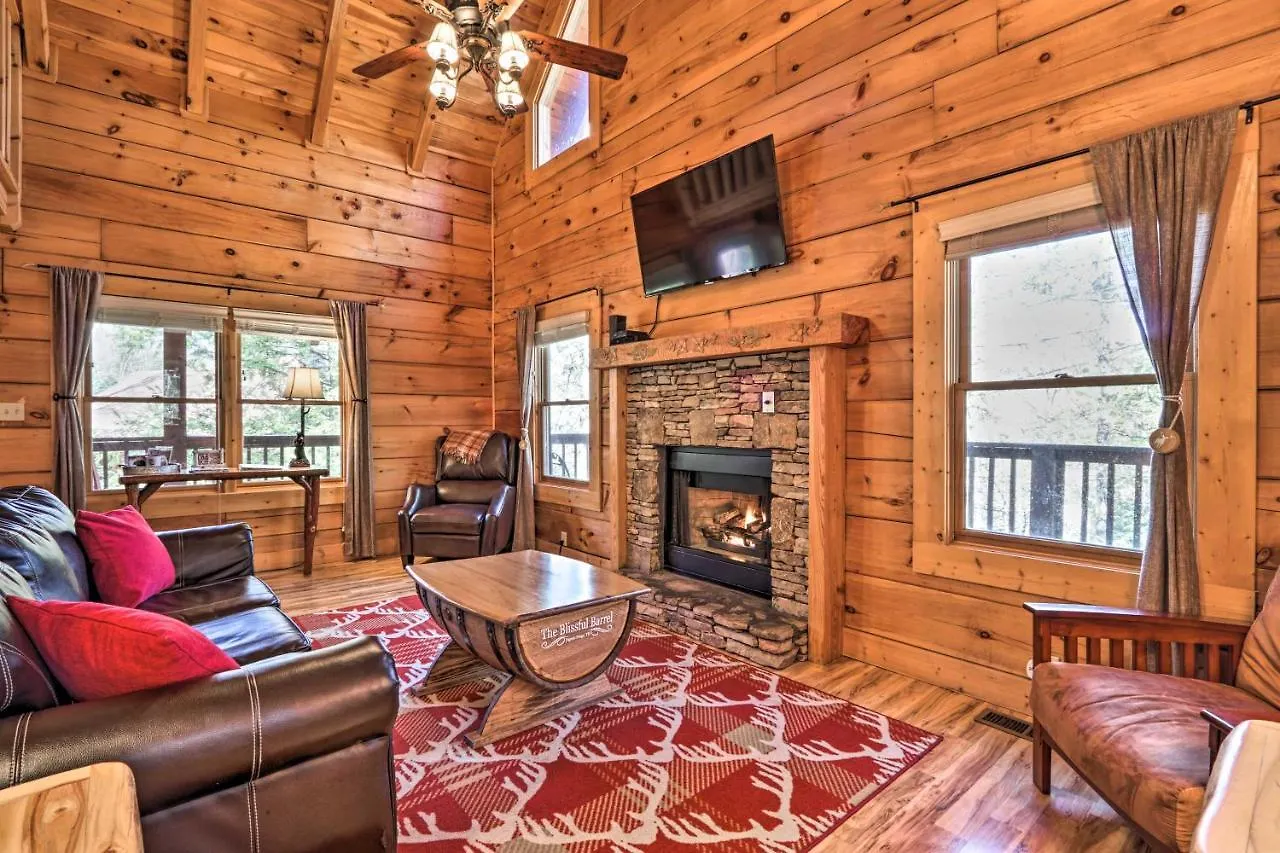 Cozy Cabin With Hot Tub In The Heart Of Pigeon Forge