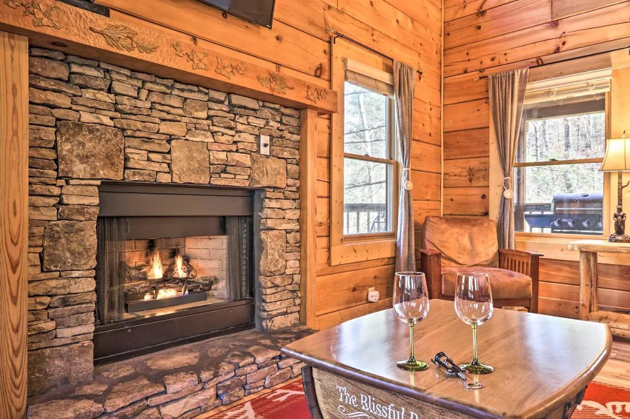 Cozy Cabin With Hot Tub In The Heart Of