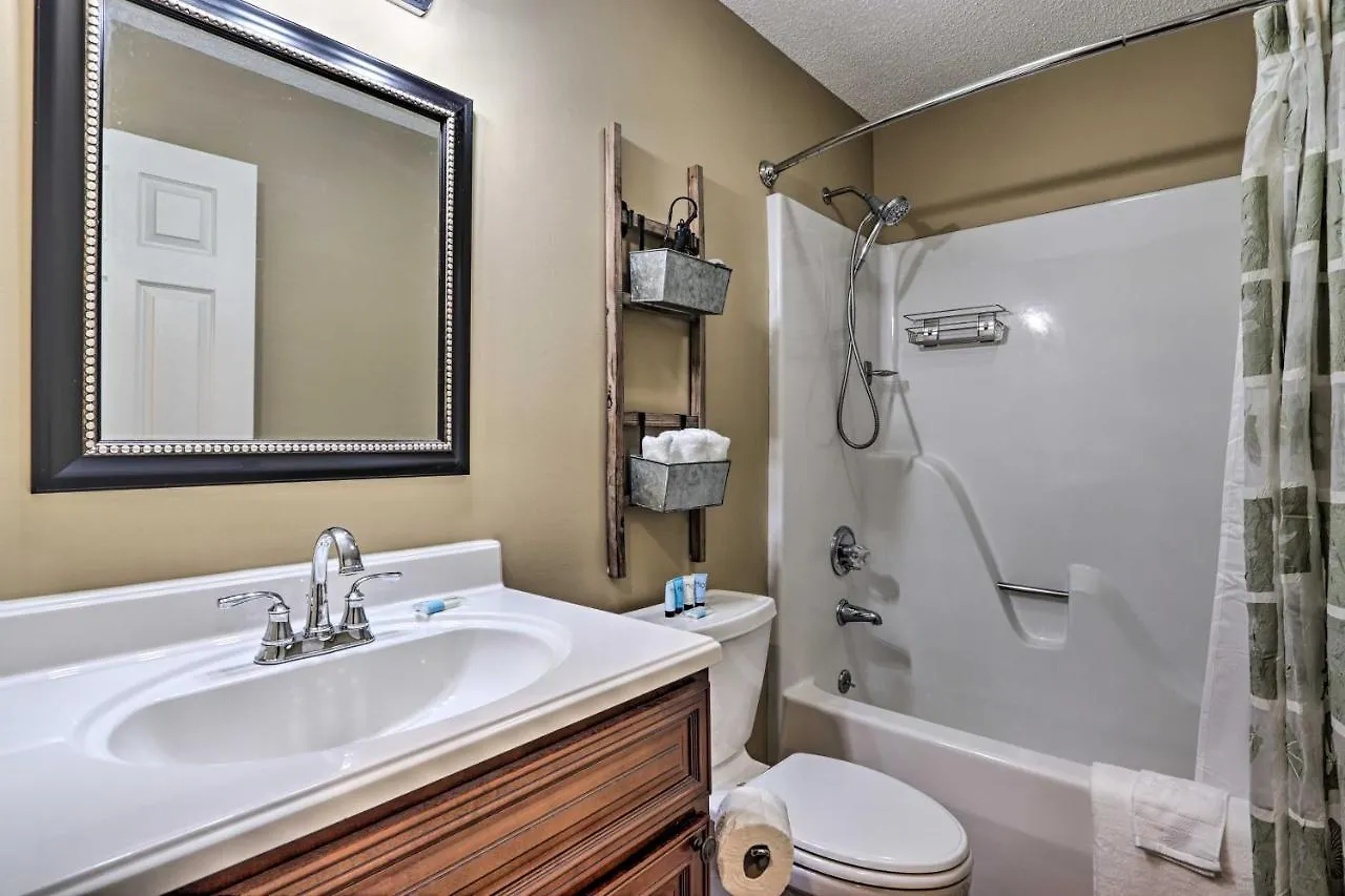 Apartment With Balcony 5 Mi To Attractions