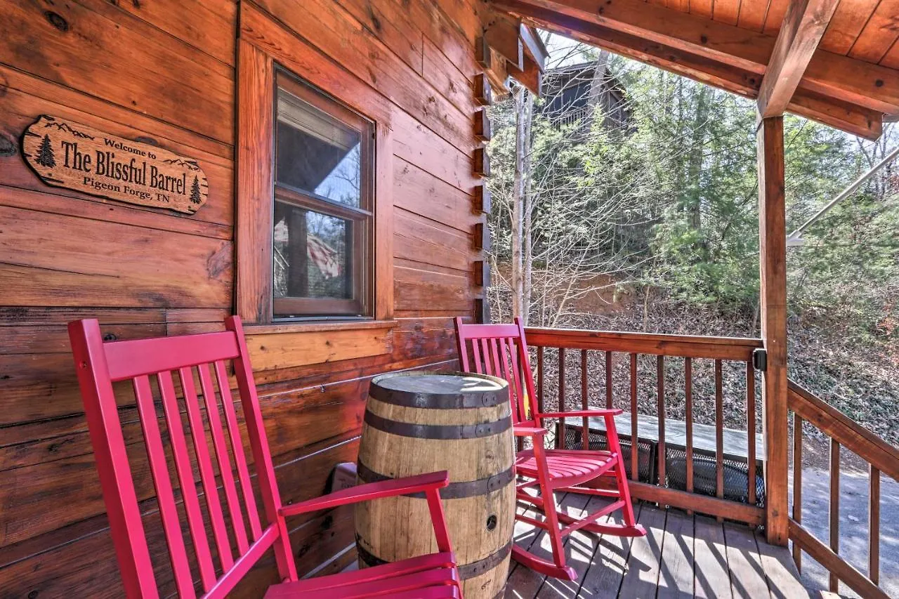 Cozy Cabin With Hot Tub In The Heart Of