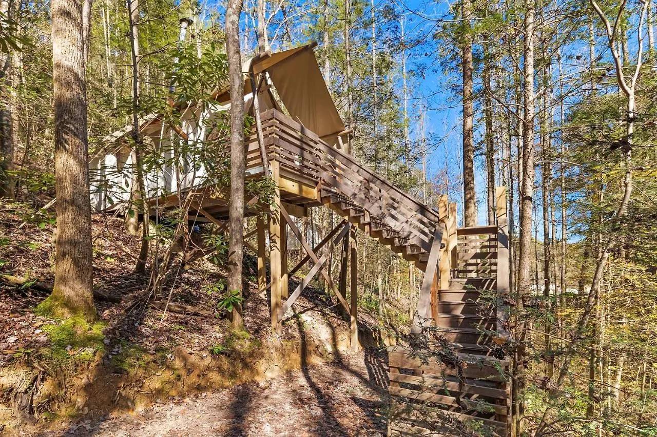 Роскошный шатер Under Canvas Great Smoky Mountains