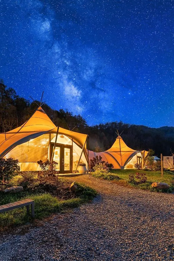 Роскошный шатер Under Canvas Great Smoky Mountains 3*