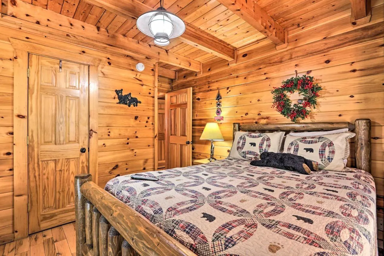 Prázdninový dům Getaway With Covered Patio And Hot Tub!