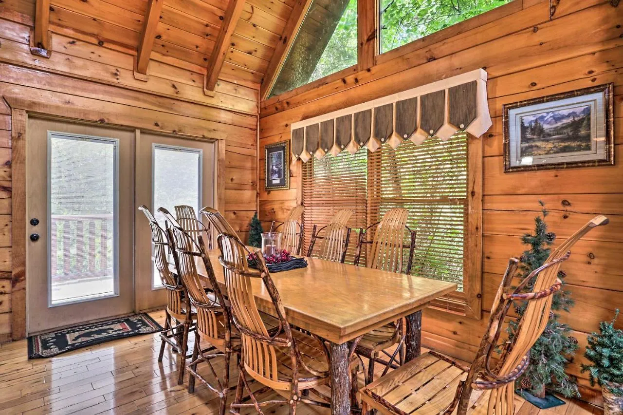 Prázdninový dům Getaway With Covered Patio And Hot Tub!