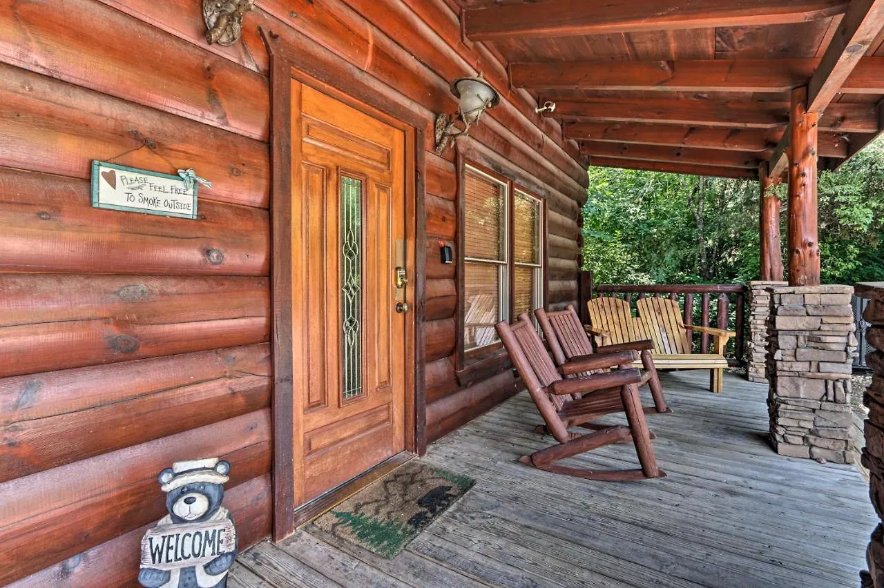 Prázdninový dům Getaway With Covered Patio And Hot Tub!