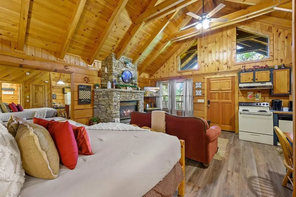 Do Not Disturb - Smoky Mountain Cabin, Hot Tub, Fireplace Pigeon Forge