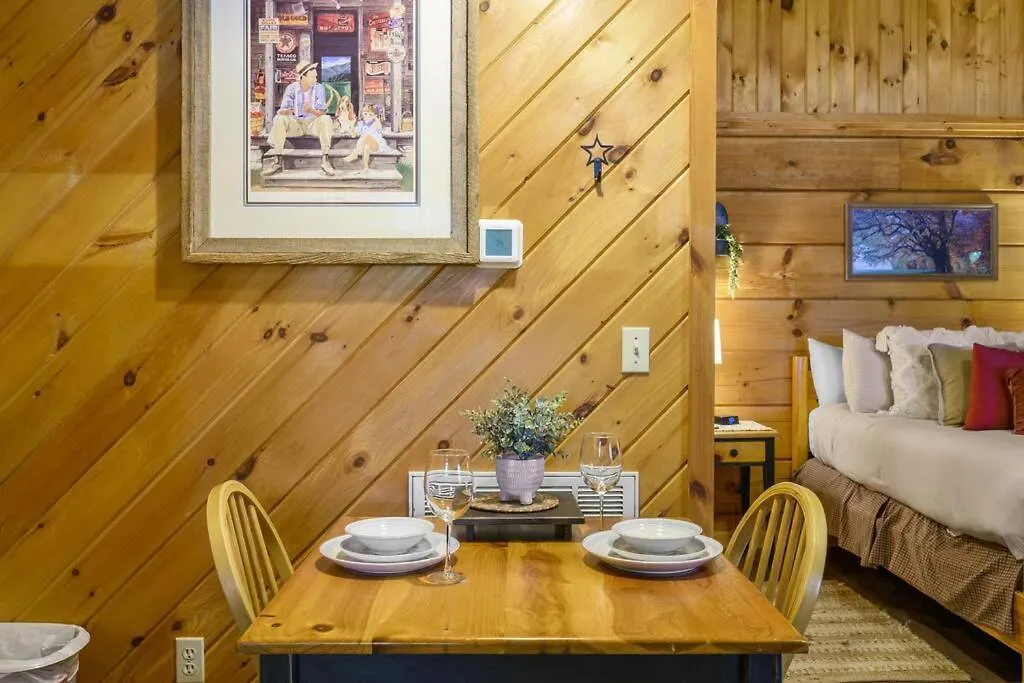 Do Not Disturb - Smoky Mountain Cabin, Hot Tub, Fireplace
