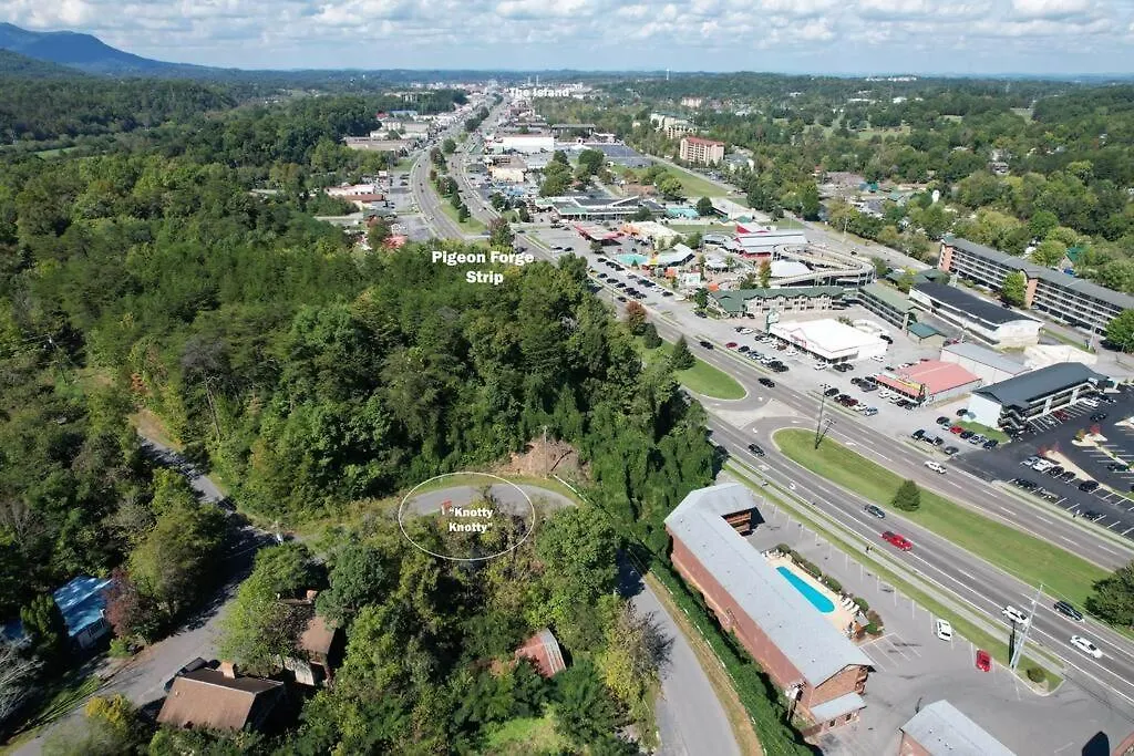 Cozy Log In The Heart Of Pigeon Forge. Hot Tub. Honeymoon! Sleeps 2 Casa vacanze