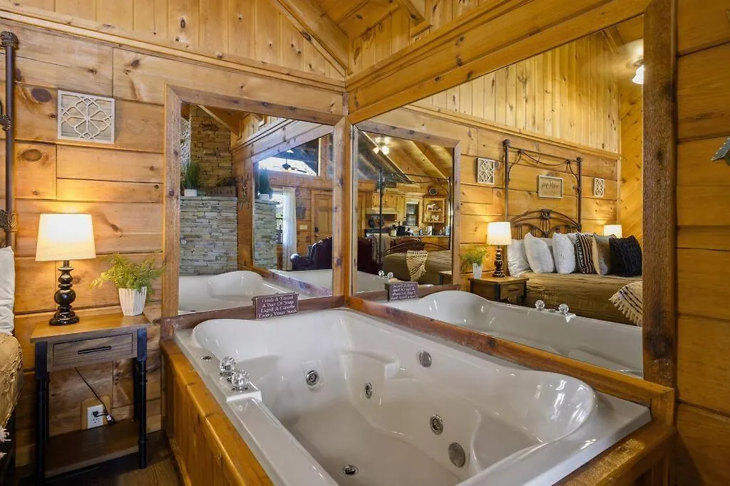 Cozy Log In The Heart Of Pigeon Forge. Hot Tub. Honeymoon! Sleeps 2 Casa vacanze Pigeon Forge