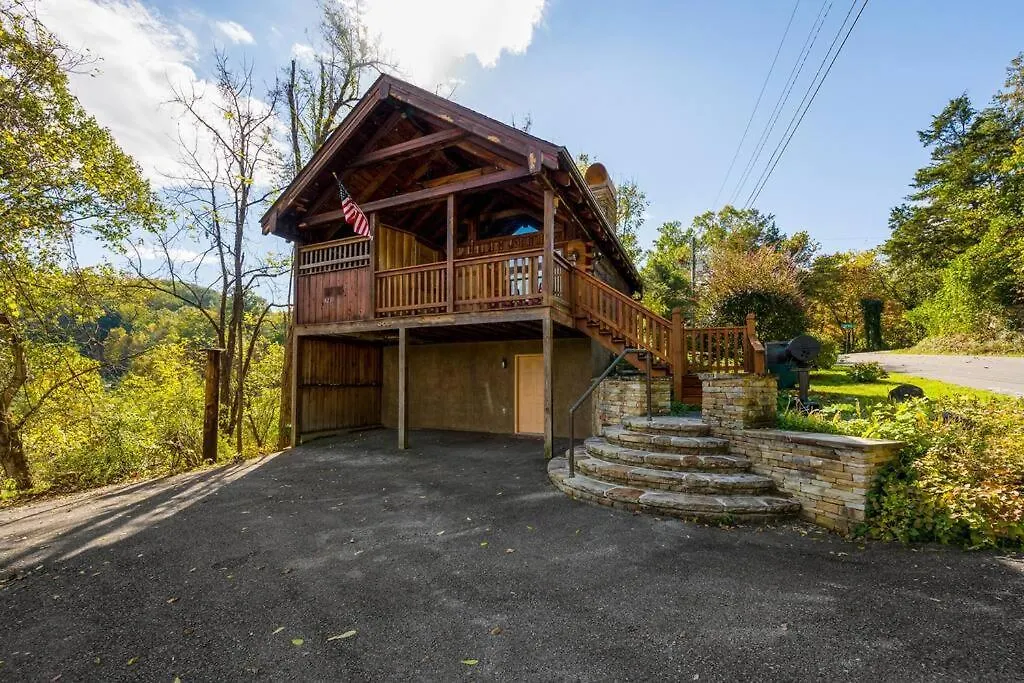 Cozy Log In The Heart Of Pigeon Forge. Hot Tub. Honeymoon! Sleeps 2 *