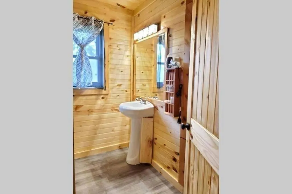 Big Bear River House, Hot Tub, Outdoor Grill, River Access, 3 Beds *