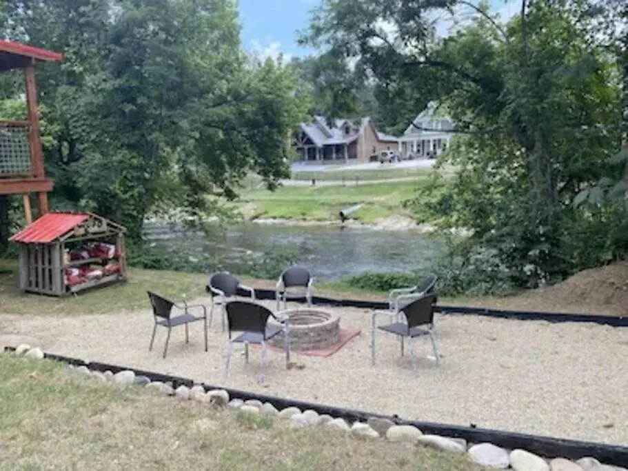 Big Bear River House, Hot Tub, Outdoor Grill, River Access, 3 Beds Tatil Evi *