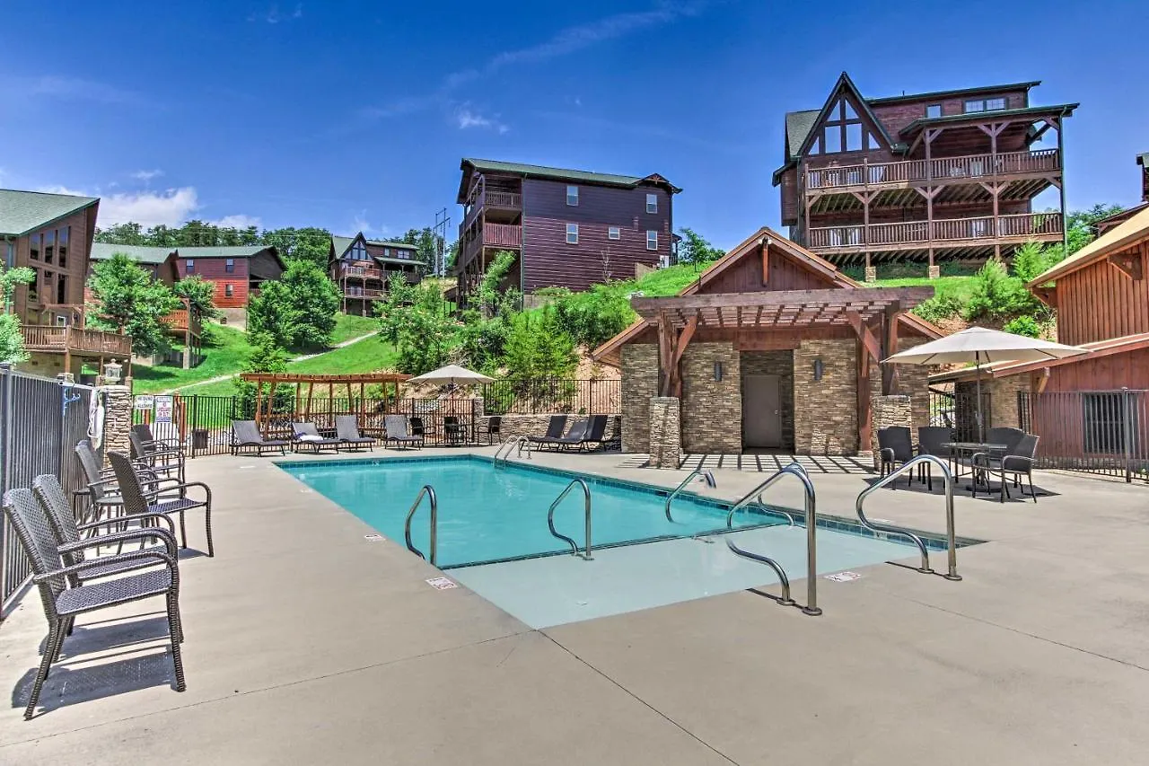 Holiday home 'madison Bear Garden' 7bdr W/hot Tub + Pool Access