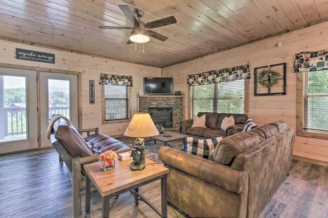Holiday home 'madison Bear Garden' 7bdr W/hot Tub + Pool Access