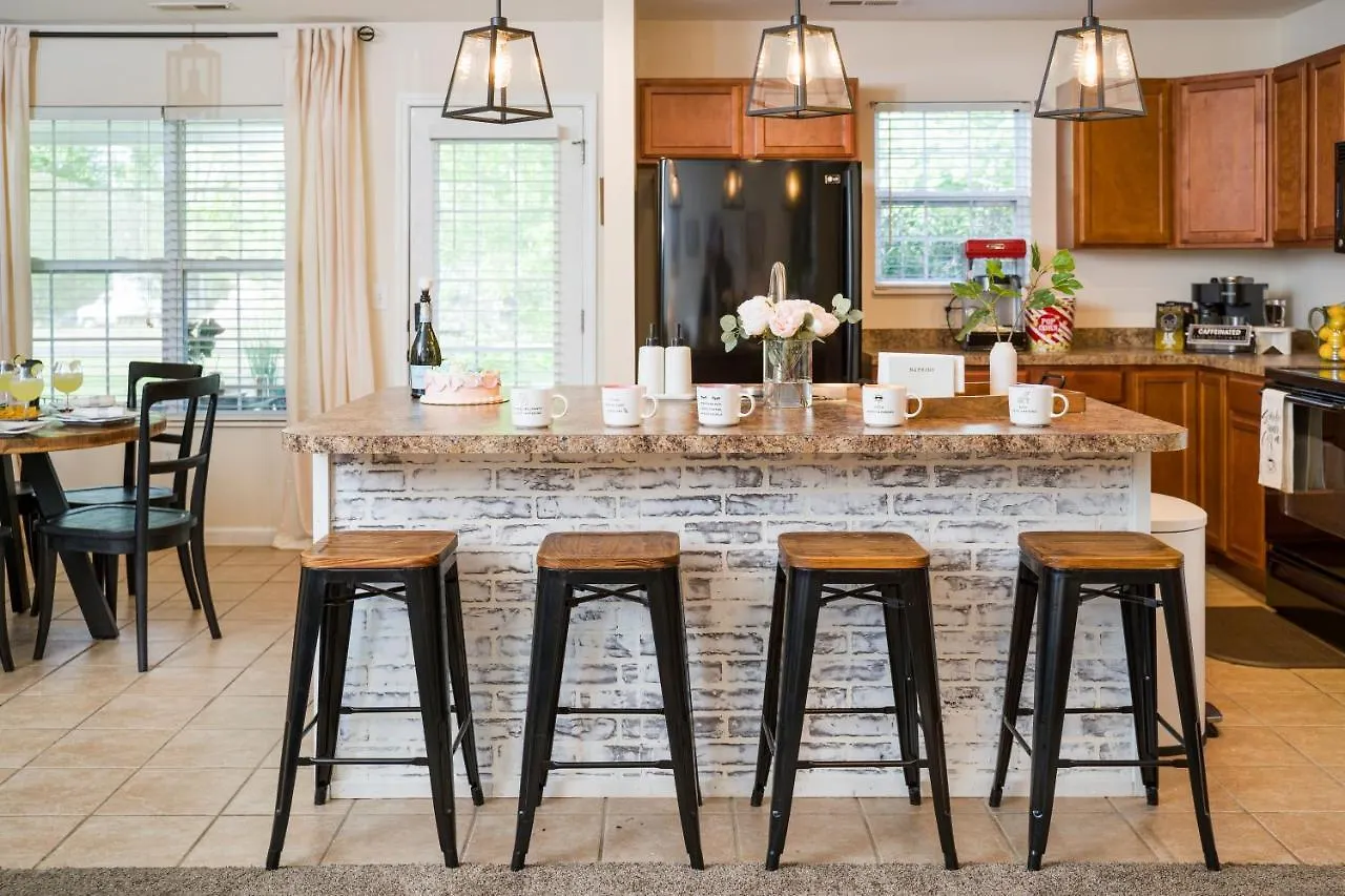 Luxe Quiet Townhouse W/parking/pool/by Dollywood 펜션 *