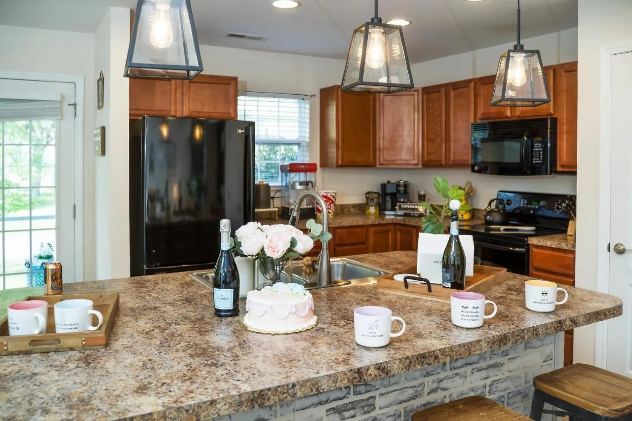Luxe Quiet Townhouse W/parking/pool/by Dollywood 펜션 *
